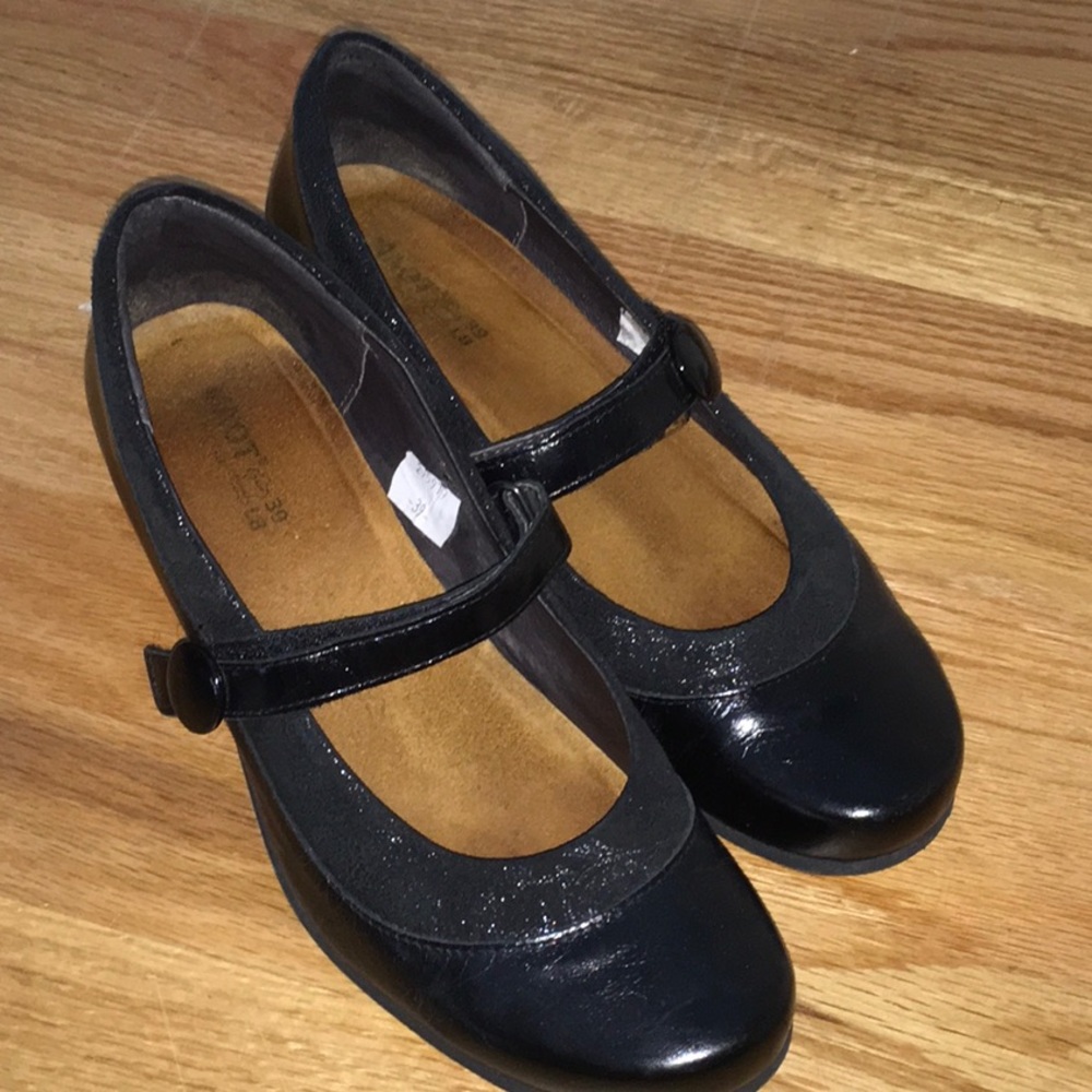 Naot women’s black leather dress shoes